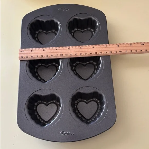Wilton cupcake heart shaped baking pan - Picture 4 of 4